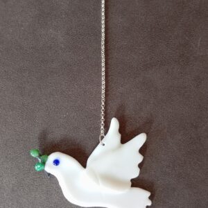Glazen vredesduif aan ketting